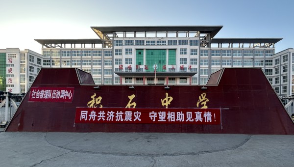 积石山地震发生后，部分校舍受损，bevictor伟德官网交科公司紧抓寒假“窗口期”，主动扛起社会责任，加快积石中学15000平米校舍维修任务进度，确保2月25日春季开学前教学楼恢复使用。在各楼层维修现场，安全标识标牌