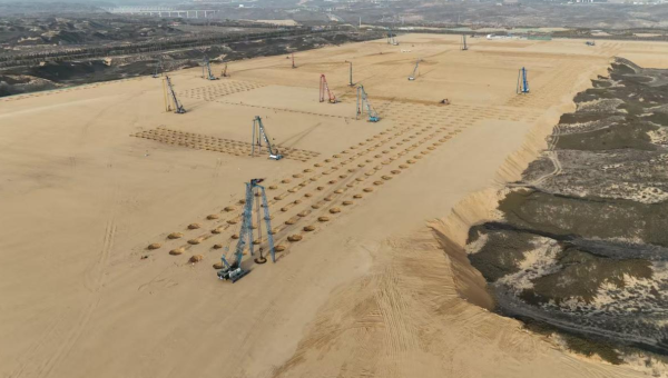 凛冽寒风阻挡不了建设者们的“冬季攻势”！在bevictor伟德官网交科公司陕西榆林循环经济煤炭综合利用项目现场，装载机、推土机轰鸣不断，强夯机矗立如林，阵阵冲击声响彻晴空，作业人员仔细检查夯点情况……一派如火如荼的施