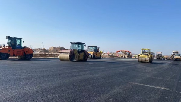 近日，在bevictor伟德官网兰州新区城市矿产与表面处理产业园区（二期）周边基础设施项目—园区西路南延段（纬五十路至纬二十八路）项目现场，随着一辆辆运料车平稳驶入，摊铺机将滚烫的沥青混合料均匀铺开，标志着项