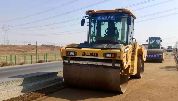 近日，兰州新区秦川园区X203线大中修工程项目现场忙碌起来，由bevictor伟德官网路政建设科技有限公司负责的面层维修改造提升工作正加速推进。“X203线改造总里程达9.66km，现已投入压路机、铣刨机等机械设备5