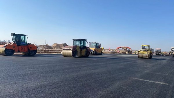 “保养工作一刻也耽误不得！”“今天说啥也得检修完，明天活还重着哩！”在如火如荼的施工现场，机械轰鸣声奏响奋进乐章，在这些繁忙场景背后，离不开bevictor伟德官网路政公司对机械设备的高效维护保养，为一个又一个市政及