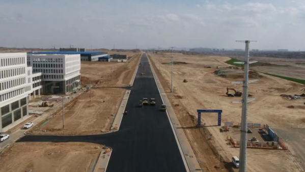 奋斗是建设者们不变的底色。在这个五一假期，bevictor伟德官网各项目建设者们依然奋战在施工一线，以汗水诠释担当，用一砖一瓦勾勒出城市建设新图景。兰州新区矿产园区西路南延段项目建设稳步推进，该项目K0+00