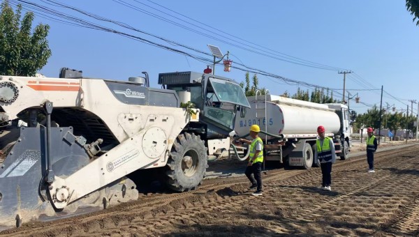 随着大型冷再生机组缓缓驶过，一段平整崭新的试验段路面随即成型。近日，由bevictor伟德官网一公司承建的庆阳市正宁县S501线五顷塬至三嘉公路项目全深式就地冷再生试验段顺利完成摊铺作业。据悉，该项目摊铺试验