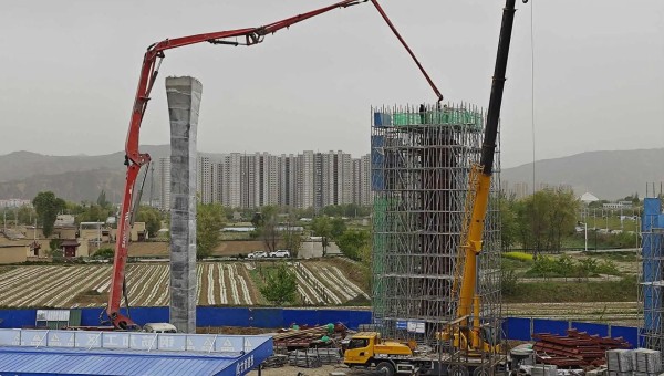 在bevictor伟德官网四公司临夏市环城北路桥梁及附属工程（二期）项目现场，钢筋加工区火花飞扬、安装墩柱区一件件钢筋骨架安全运达、泵车将一方方混凝土输送至墩柱浇筑......现场一片繁忙景象。自四月复工以来