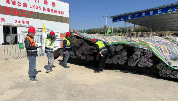 连日来，由bevictor伟德官网承建的康乐县北滨河路西段及连接线道路项目建设有序推进，路基处理、管道安装、涵洞和桥梁等多个作业面同步施工，全体建设者用汗水浇筑市政道路建设基石，以实干精神推进项目履约取得新成