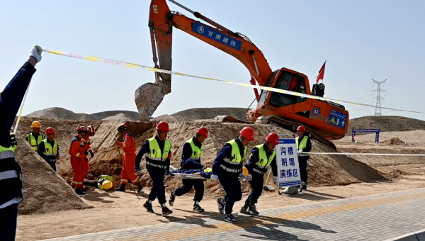 6月13日，西部（甘肃）市政建设集团有限公司在兰州新区矿产园区西路南延段项目成功举办了2025年综合应急演练暨质量安全标准化观摩会，旨在检验应急预案科学性、锤炼应急救援队伍、优化协同联动机制、提升安全