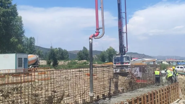 近日，康乐县北滨河路建设项目康美桥0#盖梁砼浇筑拉开帷幕。此次桥台浇筑为后续桥梁架设筑牢根基，直接关系道路通车节点，是项目建设中具有里程碑意义的关键一步。施工现场，工人师傅们在作业区内有条不紊地完成绑